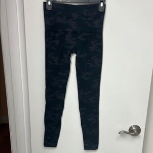 SPANX Leggings Women’s Camo (gray, green, black & blue) Size Medium, EUC